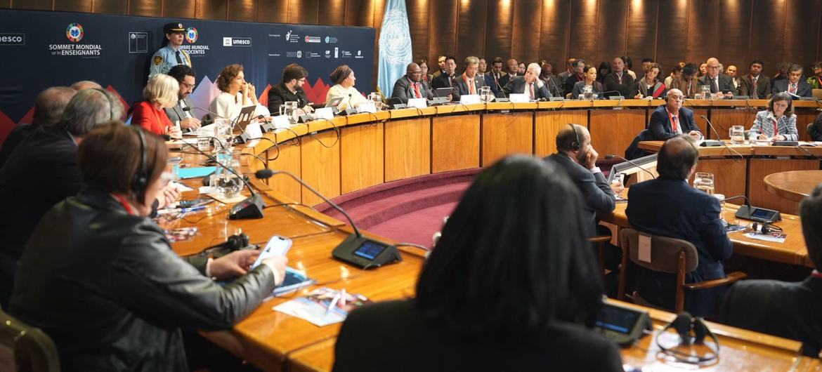 聯合國常務副秘書長阿明娜·穆罕默德在智利圣地亞哥舉行的世界教師峰會上發表講話。