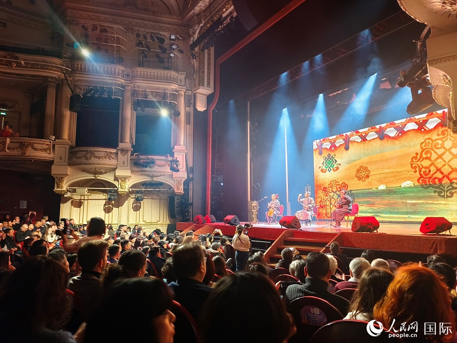 “金蛇獻瑞”巴黎春節聯歡晚會現場。人民網記者 尚凱元攝