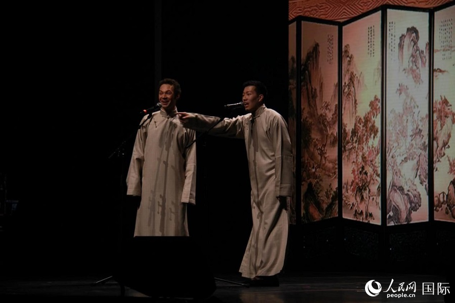 “金蛇獻瑞”巴黎春節聯歡晚會現場。人民網記者 尚凱元攝