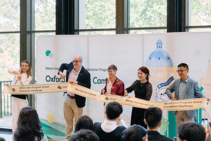 中英代表祝賀第四屆微信小程序全球創新挑戰賽英國站正式啟動。趙文楷攝