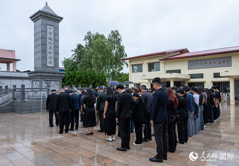全體人員在中國遠征軍紀念碑前默哀追思。人民網記者謝佳君攝