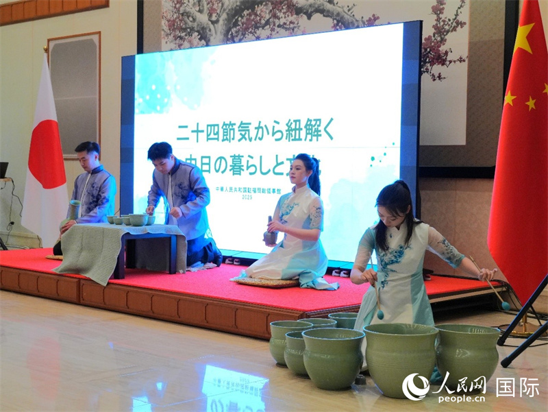 青瓷甌樂表演。人民網 許可攝