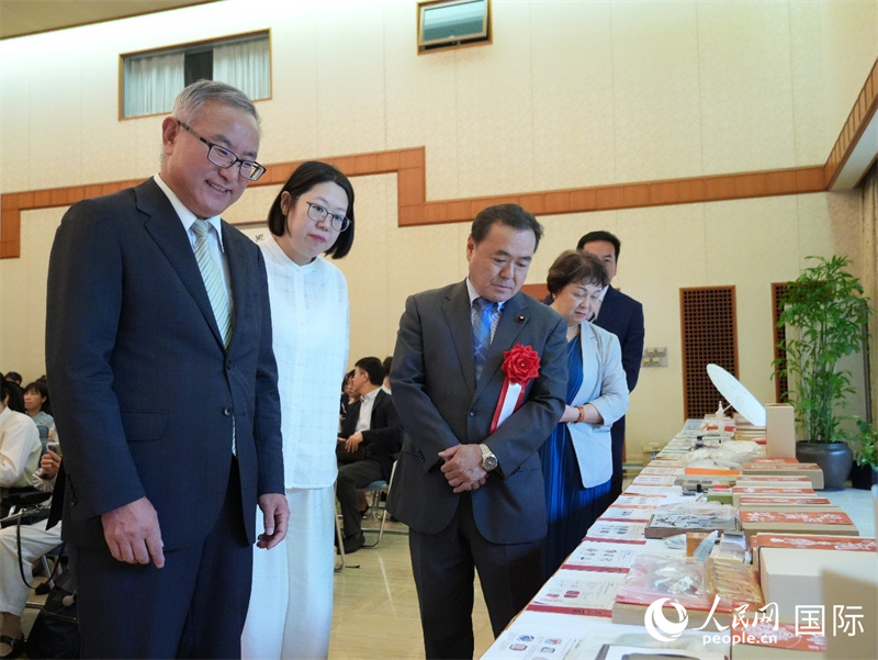 嘉賓共同觀看二十四節氣與中國非遺文化展品。人民網 許可攝