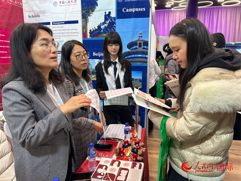 中國高校工作人員在現場為蒙古國學生提供咨詢。人民網記者 張朋輝攝