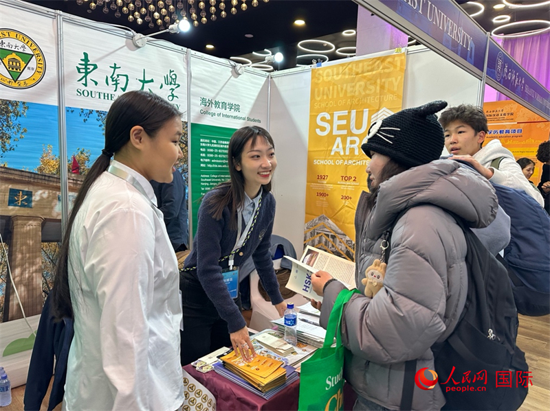 中國高校工作人員在現場為蒙古國學生提供咨詢。人民網記者 張朋輝攝